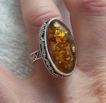 Zilveren ring met ovale Amber gezet in bewerkte setting 17.3 mm